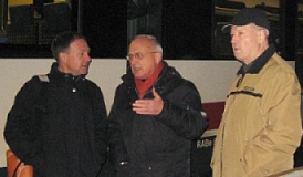 Am Bahnhof Mühlhausen diskutieren Hans-Peter Storz, Reinhard Ebeling und Fridl Kempf über die Probleme am Bahnsteig