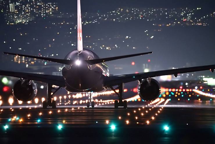 Nachtflug. Bild: Danilo Bueno (@pixabay)